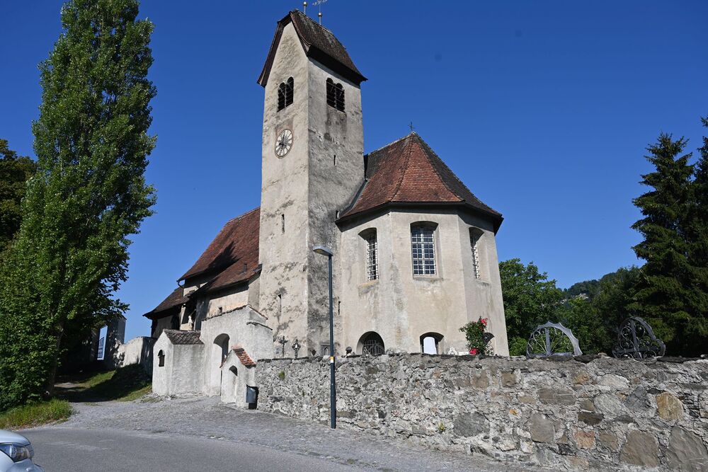 Hilda Monte - Grabstein am evangelischen Friedhof in Feldkirch und Gedenkstein im Tisner Ried. Kirche St. Michael in Tisis